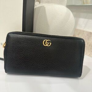 Gucci marmount zip wallet. Used very good condition